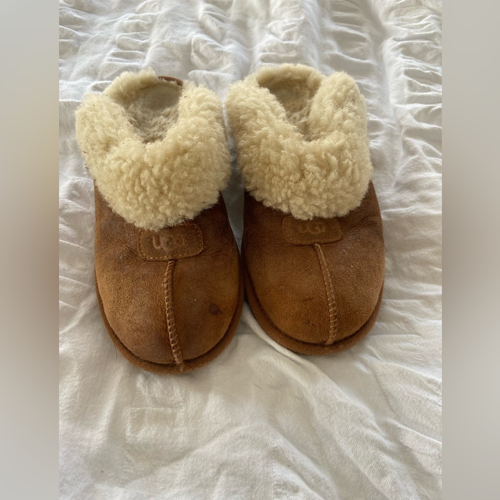 UGGS slipper size 7/8